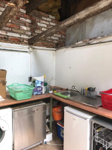  Nach dem Gewinn ist vor dem Umbau: Die niedrige Decke wurde angehoben und Wände begradigt. Außerdem musste Wasser neu verlegt, die Wände verputzt und Wand- und Bodenfliesen verlegt werden. Foto: Privat