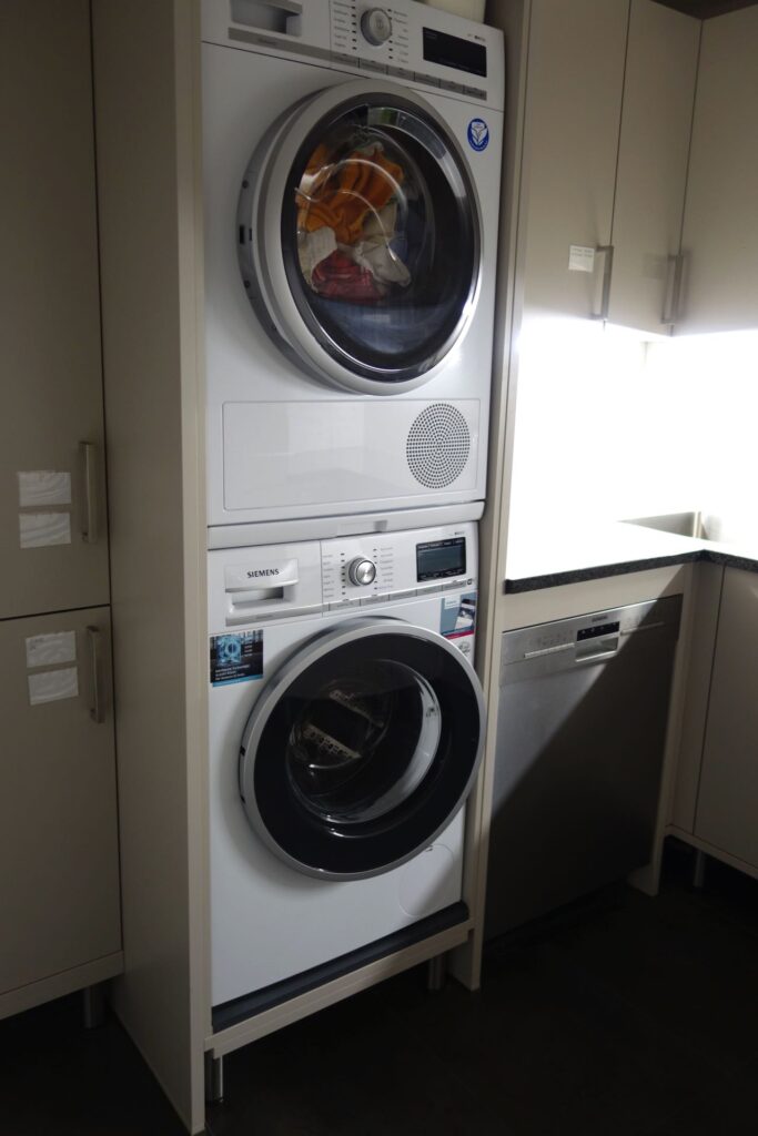 Bei wenig Platz stapelt es sich besser übereinander: Der Wasch-Trockner Turm und die neue Spülmaschine. Foto: Küchen Journal