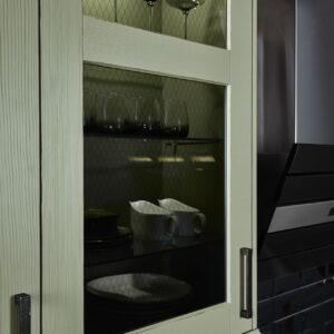 Für den optischen Kontrast sorgen Glas-Oberschränke, die sich mit Dekorglas parsol dunkel und Rautenmuster in Szene setzen. Foto: ewe Küchen
