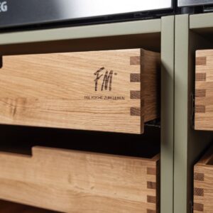 Details wie die Massivholzauszüge zeigen die Handwerkskunst die in Ihrer FM Küche steckt. Foto: ewe Küchen