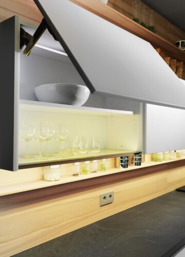 Oberschrank des Küchenmodels Vida mit Hochschwenkfront. Foto: ewe Küchen