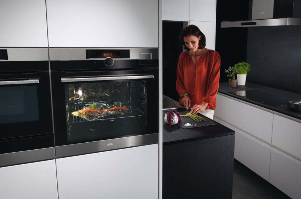 Intuitiv backen, schmoren, dämpfen und braten: Das können nicht nur Sterneköche, sondern auch der neue AEG SteamPro Multi-Dampfgarer mit Feuchtigkeitssensor, Kochassistent und SousVide Funktion. Foto: AEG