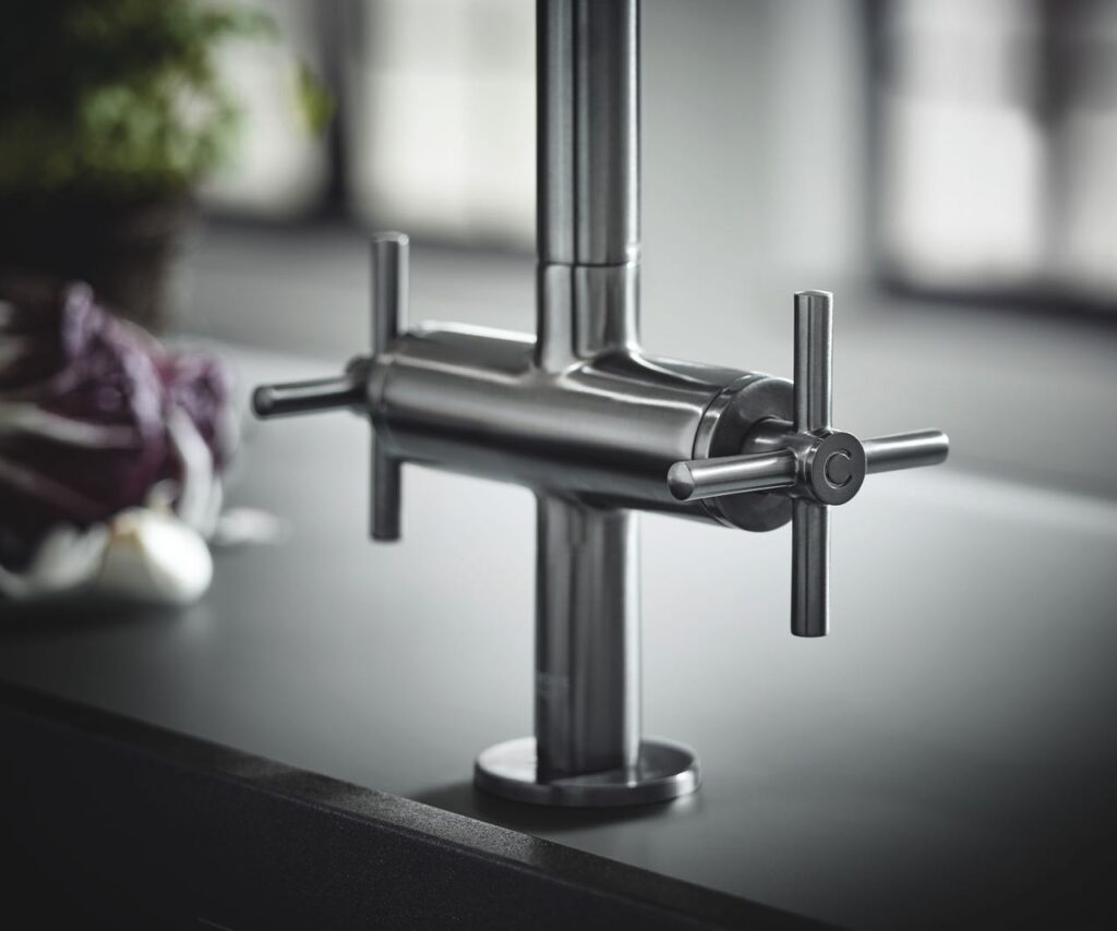 Neue Oberflächendesigns: SuperSteel, Hard Graphite gebürstet. Foto: GROHE