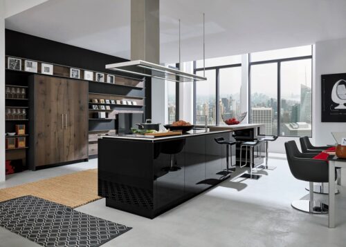 Dover Risseiche Grau kombiniert mit Nizza Hochglanz Schwarz. Pocketdoors machen Elektrogeräte wie Backofen oder Kaffeemaschine unsichtbar und schaffen den perfekten Übergang zum Wohnbereich. Foto: Beckermann