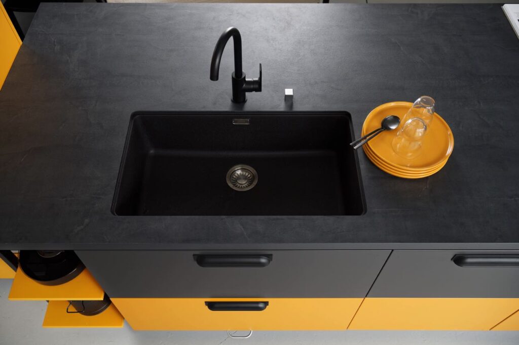 SCHMIDT Küchen und Wohnwelten ist es bisher als einzigem Küchenhersteller gelungen, untergebaute Spülbecken mit einer Schichtstoff-Arbeitsplatte zu kombinieren. Foto: SCHMIDT Küchen