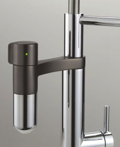 Die extrem kleine Filterkapsel reicht für 500 Liter gefiltertes Wasser und ist so in die Armatur integriert, dass das Wasser direkt vom Filter ins Glas fließt. Eine Filtersättigungsanzeige signalisiert, wann der Filterwechsel nötig ist. Foto: Franke GmbH