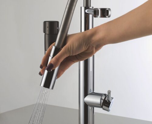 Die neue Franke Vital ist in den Farbvarianten Chrom/Gun Metal und Schwarz/Edelstahl-Optik geplant. Erhältlich sind drei Ausführungen: als „2-in-1-Lösung“ mit separaten Ausläufen für gefiltertes und ungefiltertes Leitungswasser. Letzters kommt wahlweise aus einem Festauslauf oder der semi-professionellen Auszugsbrause. Die Standalone-Lösung liefert ausschliesslich gefiltertes Wasser. Foto: Franke GmbH