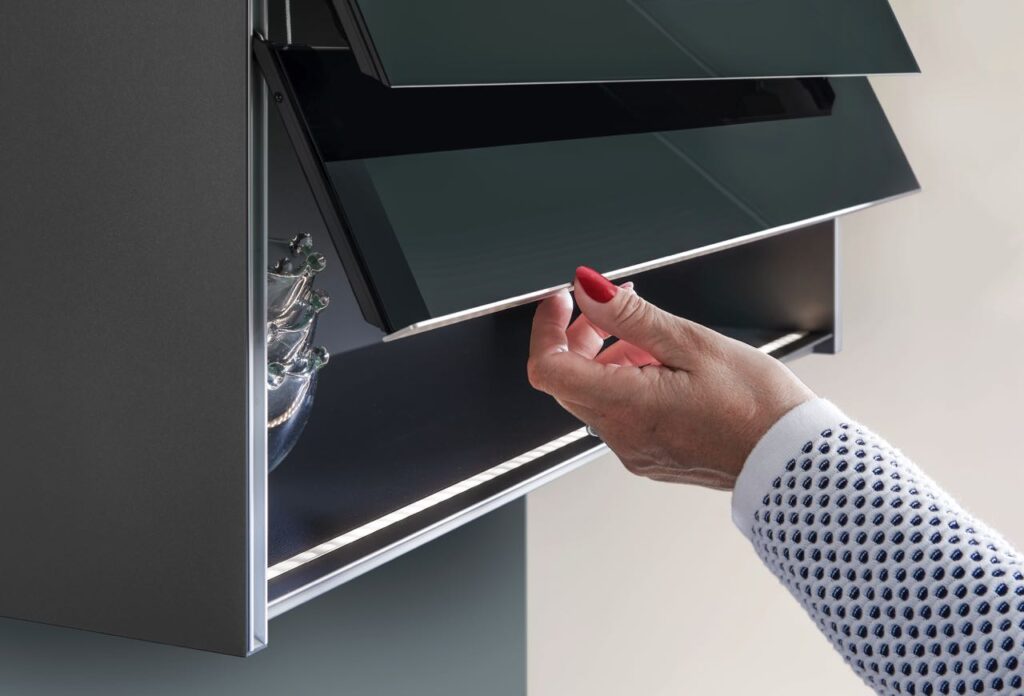 Der Hängeschrank CLIMBER wird von Hand bedient. Auch das ist durchaus smart. Foto: BAUFORMAT