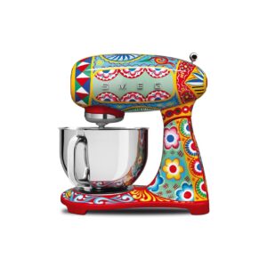 Die Küchenmaschine:
Ein echter Hingucker in jeder Küche ist diese wunderschöne Küchenmaschine im beliebten Dolce & Gabbana Look „Sicily is my love“. Foto: Smeg