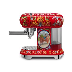 Die Espressomaschine:
Espressomaschine in  der beliebten Dolce & Gabbana Designlinie „Sicily is my love“. Foto: Smeg