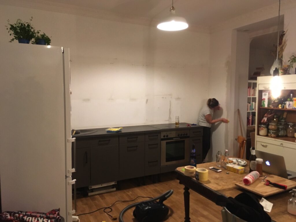 Die Oberschränke und der seitliche Hochschrank mussten zuerst weichen. Foto: Privat