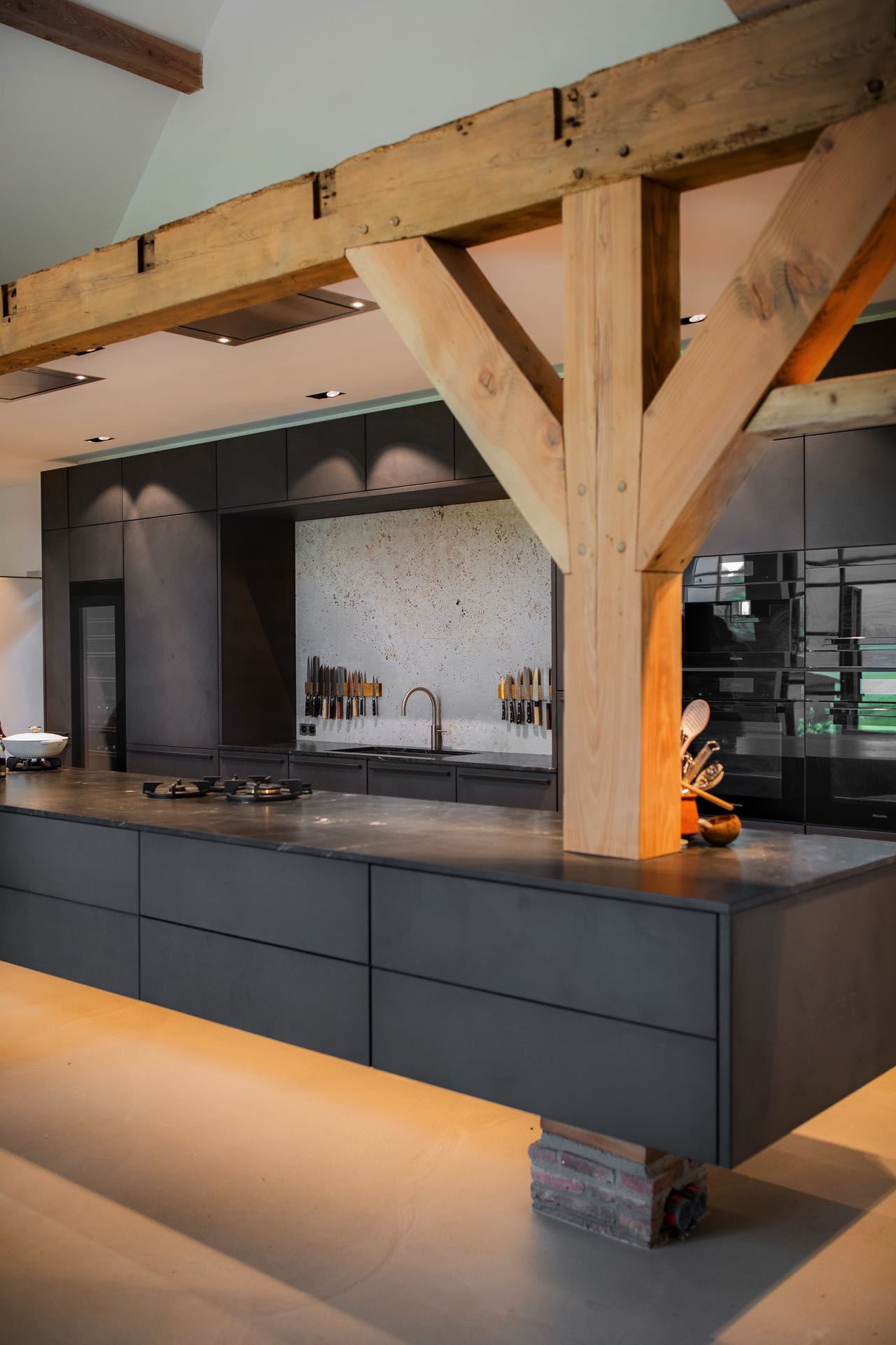 Schwarz schwebende Küchenarchitektur. Foto: GDandP Graphic Design and Photography