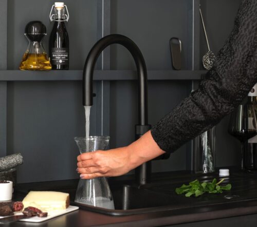 Als exklusiver und außergewöhnlicher Multitasking-Spezialist präsentiert sich der «Quooker Flex» in schwarzem Finish. Foto: Quooker