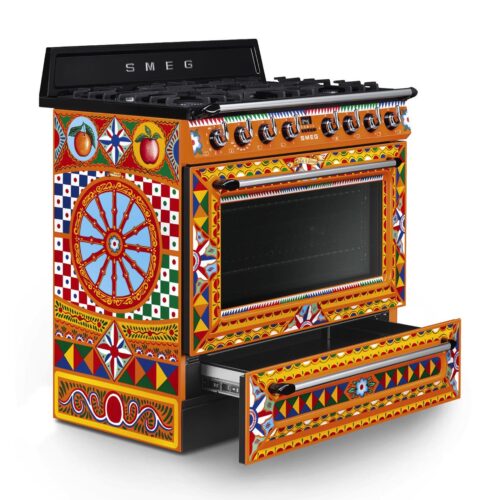 Auch das 90 cm breite Kochzentrum greift das Motiv der traditionellen Karren mit ihrem reich verzierten Farbspiel auf. Foto: Smeg