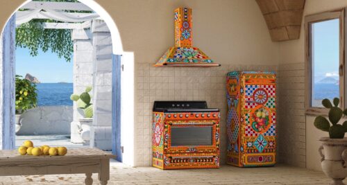 Jetzt zieht Lebensfreude pur in die Küche ein mit dem Küchengeräte-Ensemble „Divina Cucina“ der Luxusmarken Dolce&Gabbana und Smeg. Einfach göttlich! Foto: Smeg