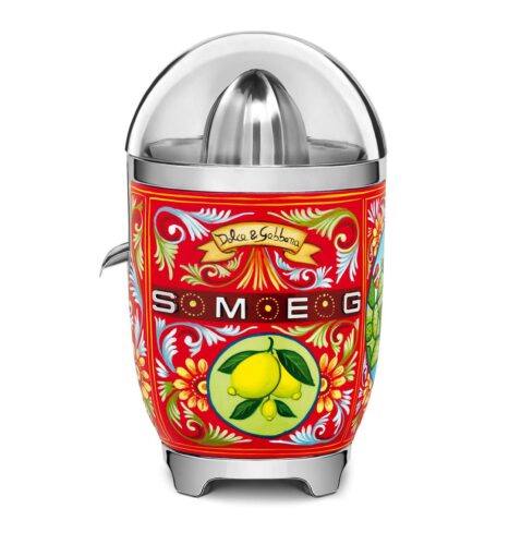 Die Zitruspresse:
Die Smeg Zitruspresse im Dolce & Gabbana Design sorgt für einen dynamischen Start in den Tag. Frisch gepresste Säfte liefern den nötigen Vitamin-Kick – und das Design mit goldgelben Zitronen und saftigen Orangen macht einfach nur gute Laune! Foto: Smeg