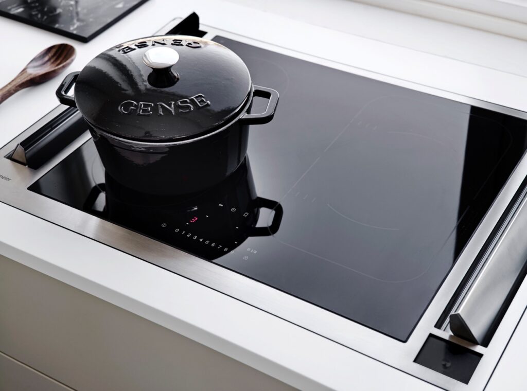 Technische Raffinessen und optische Eleganz machen den MISTRAL Kochfeldabzug zu einem Highlight in der Küche. Foto: homeier Küchentechnik