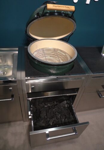 Das Big Green Egg ist ein vielseitiges Outdoor-Kochgerät, das die über 3000 Jahre alte japanische Ofenbau-Tradition eines Kamados mit moderner, von der Nasa entwickelten Keramik verbindet. Foto: Cucinamondo