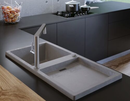 Charakterstarkes Unikat: Blanco Adon XL 6 S in der neuen Farbe Beton- Style. Denn die für Beton typisch heterogene Struktur, welche sowohl hellere als auch dunklere, matte als auch dezent glänzende Anteile aufweist, ist nie identisch. Was alle Modelle eint, ist die herausragende Pflegeleichtigkeit und Robustheit des Spülen-Werkstoffs Silgranit PuraDur. Foto: Blanco