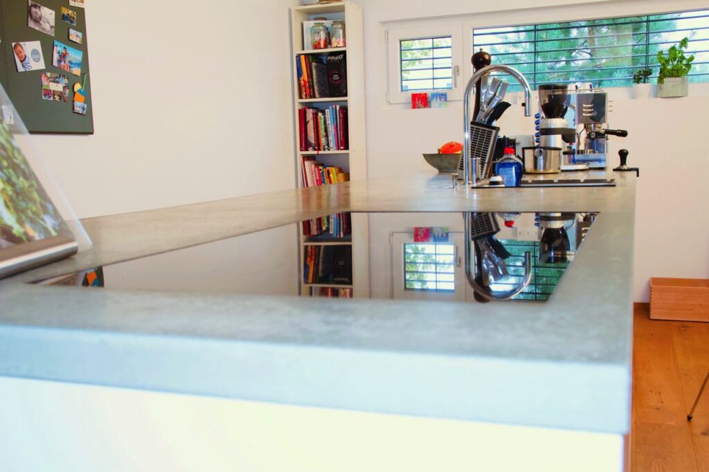 Die Küche war bereits geplant und die Betonplatte ausgesucht, bevor der Hausbau begann. Foto: Küchen Journal | KÜCHEN JOURNAL Die Küche war bereits geplant und die Betonplatte ausgesucht, bevor der Hausbau begann. Foto: Küchen Journal