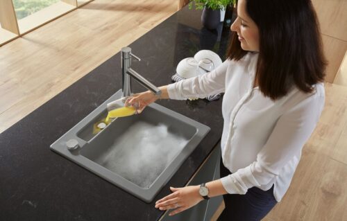Das kleine Reste-Ausgussbecken ist prägendes Designelement und sorgt zugleich für die am Spülplatz notwendige Funktionalität. Getränkereste können so einfach abgeschüttet werden, während im großen Becken bereits Wasser zum Abspülen gestaut ist. Foto: Villeroy & Boch