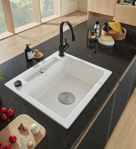 Markante Designmerkmale: ein schmaler Auflagerand, Ecken mit engen Radien und ein geradliniges Innenbecken. Foto: Villeroy & Boch