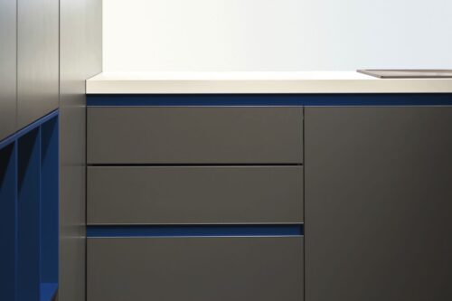 Küchenmöbel mit blauen Akzenten. Foto: Villeroy & Boch