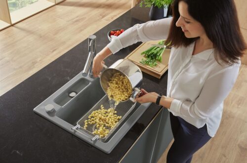 Die Ablaufgarnitur ist wahlweise mit Hand- oder Excenterbetätigung erhältlich. Hinzu kommt eine Auswahl an vielseitigem Zubehör für optimierte Arbeitsabläufe. Foto: Villeroy & Boch