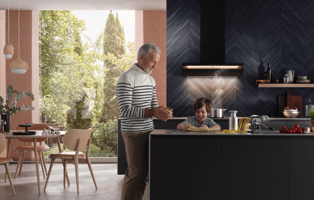 Die mattschwarze Formline in 90 cm Breite ist Teil des Raumkonzepts. Foto: berbel