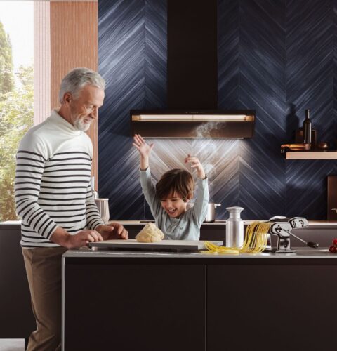 Das elegante Schwarz unterstreicht die ausgewogenen Proportionen der Formline Haube und die minimalistische Designsprache. Foto: berbel