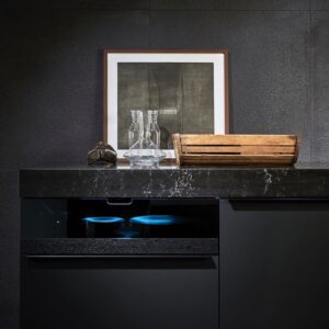 Dieses Premium-Wohnküchen-Design setzt anstelle von Glasschränken auf extravagante Vitrinenauszüge als „Schaukasten“ – ein tablettartiger Auszug aus Holz, der mit einem dunklen Glaskubus veredelt ist. Foto: AMK