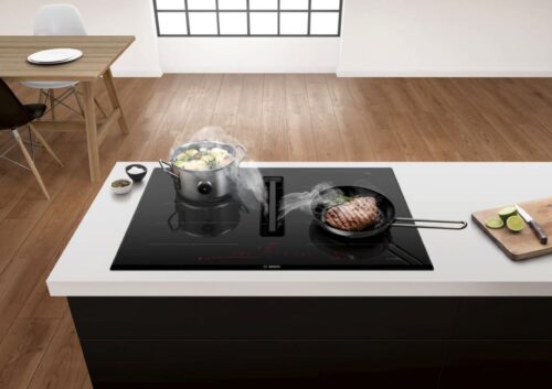 Hier ist der integrierte Dunstabzug in vier Varianten erhältlich, eine für Abluft und drei für Umluft. Beim Kochen schaltet sich der Dunstabzug automatisch ein, weil der „PerfectAir“ Luftgütesensor die Stärke des Kochdunstes erkennt und die Leistungsstufe an den jeweiligen Bedarf anpasst. So arbeitet der Kochfeldabzug sehr effizient und nicht lauter ist als nötig. Foto: Bosch