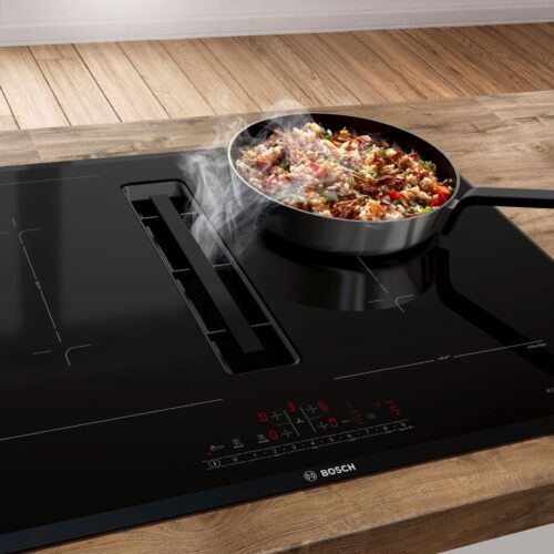 Hier ist der integrierte Dunstabzug in vier Varianten erhältlich, eine für Abluft und drei für Umluft. Beim Kochen schaltet sich der Dunstabzug automatisch ein, weil der „PerfectAir“ Luftgütesensor die Stärke des Kochdunstes erkennt und die Leistungsstufe an den jeweiligen Bedarf anpasst. So arbeitet der Kochfeldabzug sehr effizient und nicht lauter ist als nötig. Foto: Bosch