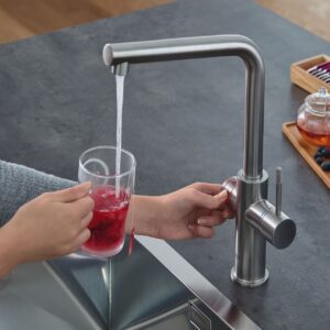 Heißes Wasser zu jeder Zeit einfach per Knopfdruck direkt aus der Küchenarmatur. Foto: Grohe