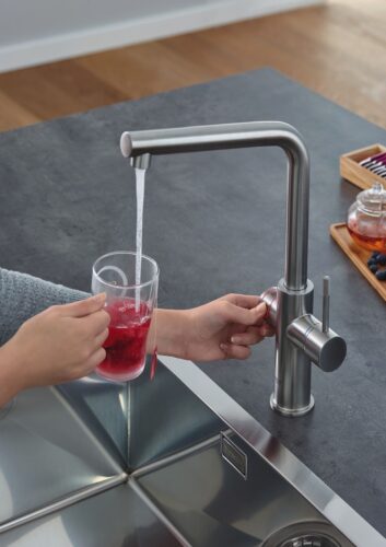 Heißes Wasser zu jeder Zeit einfach per Knopfdruck direkt aus der Küchenarmatur. Foto: Grohe