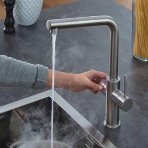 GROHE Red liefert im Handumdrehen bis zu 100 °C heißes, gefiltertes Wasser. Foto: Grohe