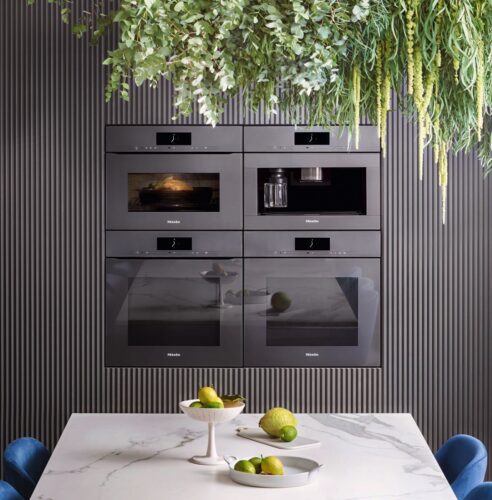 Die neuen Einbaugeräte der Generation 7000 von Miele sind intuitiv zu bedienen und machen vieles einfacher. Das Foto zeigt eine Gerätekombination aus der grifflosen Designlinie ArtLine im Farbton Graphitgrau. Foto: Miele