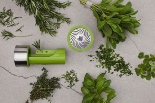 Messerscharfe Edelstahlklingen sorgen für fein geschnittene Kräuter aller Art – der Microplane Kräuterschneider 2 in 1,  29,95 €. Foto: One Kitchen