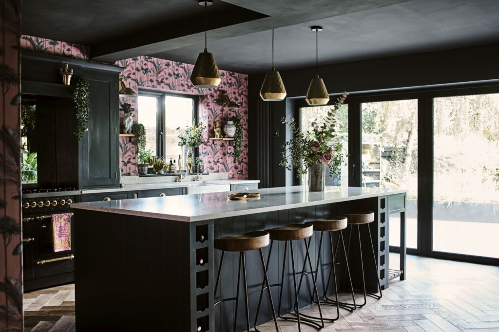Das geschickte Spiel von wagemutigen Farben, auffälligen Mustern und glänzenden Metallelementen macht aus der sonst eher klassischen Suffolk-Küche ein modernes Interior Design Meisterwerk. Foto: Neptune