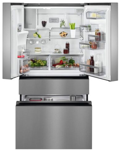 Der viertürige Kühlschrank ist äußerst geräumig und verfügt über neue praktische Funktionen. Foto: AEG