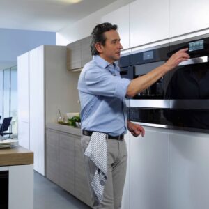 Mehr als zwei Drittel der Männer haben Spaß am Kochen. Vorausgesetzt, die Küche stimmt. Foto: AMK