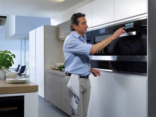 Mehr als zwei Drittel der Männer haben Spaß am Kochen. Vorausgesetzt, die Küche stimmt. Foto: AMK