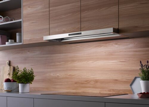 Die berbel Einbauhaube Firstline Touch mit Sensor-Touch-Bedienfeld integriert sich dezent in das Küchendesign. Das berbel Filtersystem ist im Oberschrank platzsparend integriert. In den Breiten 60 I 80 I 90 cm.