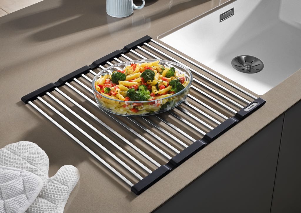 Wenn der Auflauf direkt aus dem Ofen kommt, dient die Klappmatte
insbesondere bei empfindlichen Oberflächen als ideale Abstellfläche. Foto: Blanco
