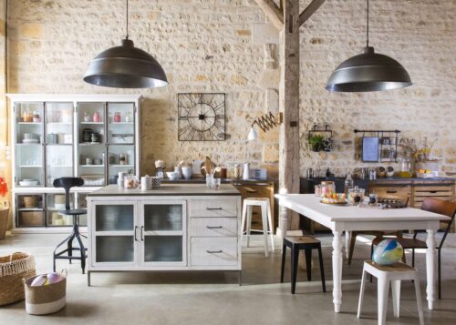 Ein großer Tisch und viele hübsche Elemente machen hier den Landhaus-Stil aus. Foto: Maisons du Monde