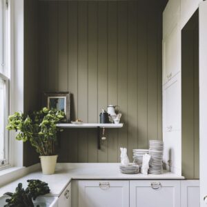 Die graugrüne Wandfarbe „Treron“ von Farrow&Ball ergänzt perfekt traditionelle Farbtöne wie das Weiß der Küchenzeile. Foto: Farrow&Ball