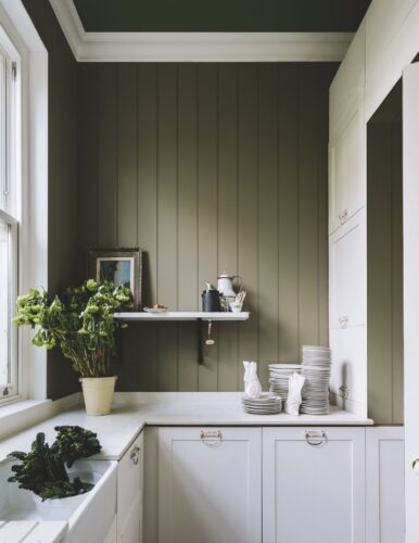 Die graugrüne Wandfarbe „Treron“ von Farrow&Ball ergänzt perfekt traditionelle Farbtöne wie das Weiß der Küchenzeile. Foto: Farrow&Ball