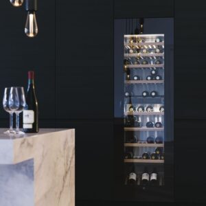 Edles Design und viel Platz: Der neue WineCooler V6000 bietet Platz für über 80 Weinflaschen. Foto: V-ZUG