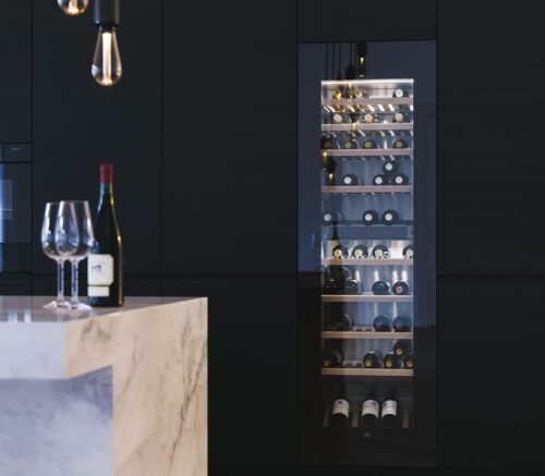 Edles Design und viel Platz: Der neue WineCooler V6000 bietet Platz für über 80 Weinflaschen. Foto: V-ZUG