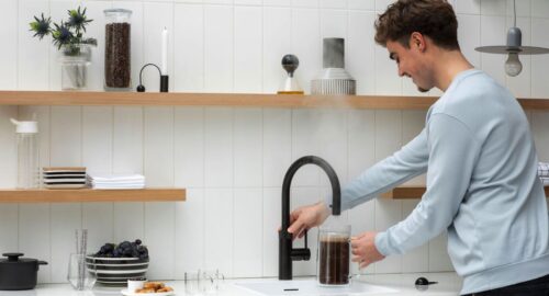 Ein Wasserhahn für alles: Er spendet kochendes Wasser auf Knopfdruck ebenso wie kühles und gefiltertes Trinkwasser - ganz nach Wunsch still oder mit Kohlensäure.
Foto: djd/Quooker